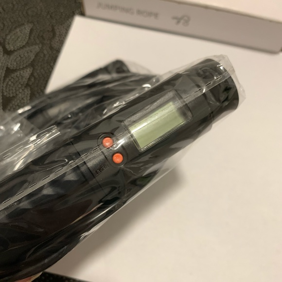 New - Digital Fitness Jump Rope with Calorie Counter and Cordless Mode - Picture 6 of 11
